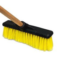 0549- VASSOURA ESFREGÃO AMARELO COM CABO